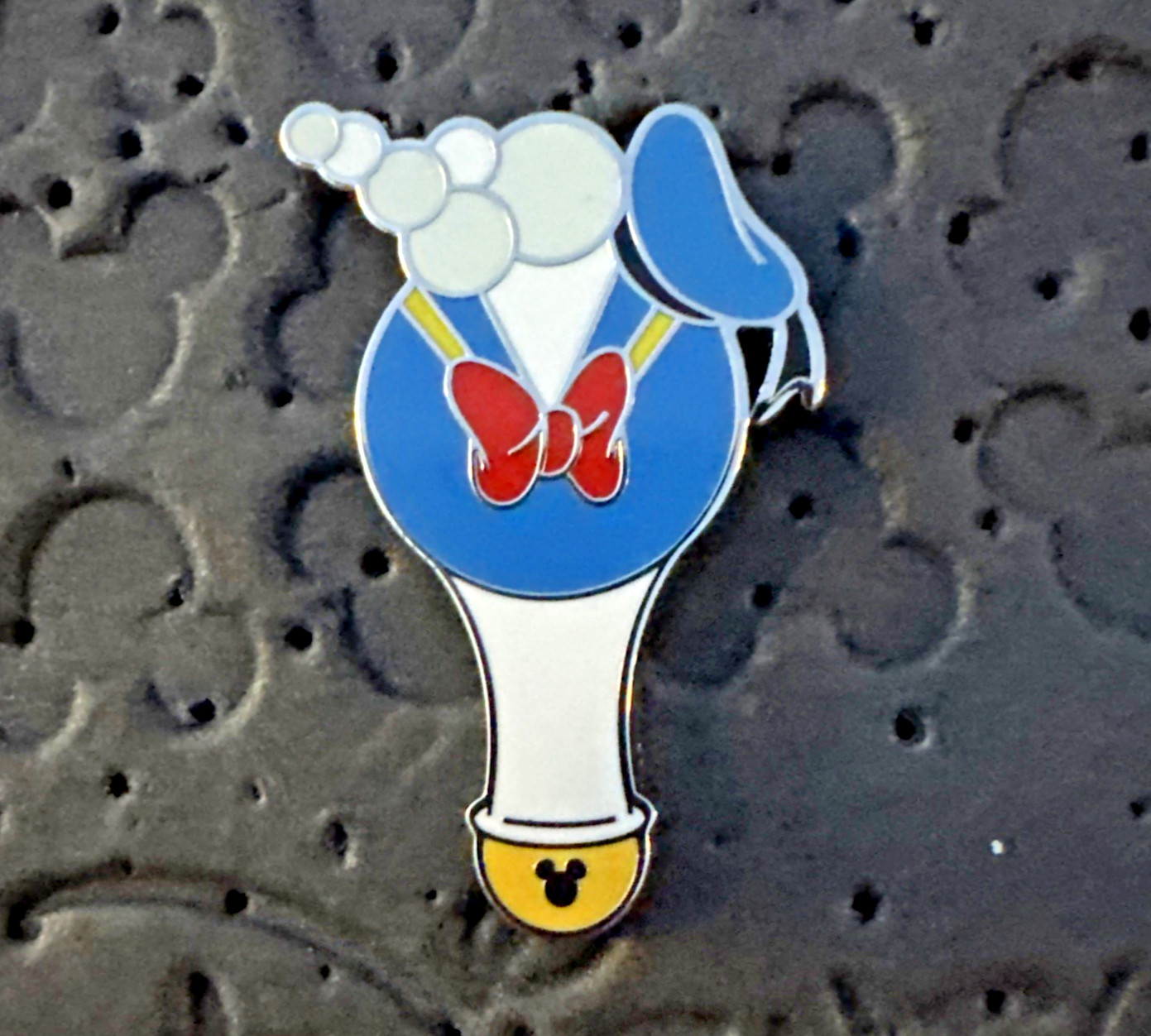 New Wave B 2025 Hidden Mickey Pin Disney World Donald Duck Bubble Wands