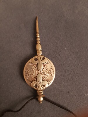 Marokkanische Fibel aus einem silbernen Dirham von 1320