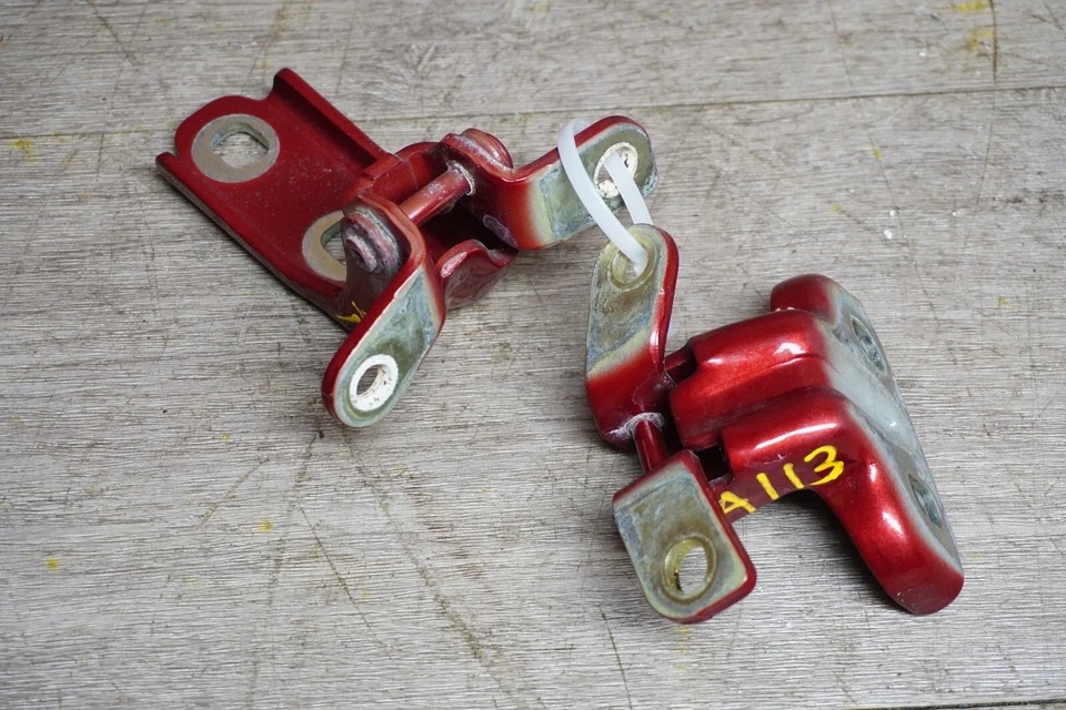 Rojo 2013-2018 Cadillac ATS SEDÁN TRASERO IZQUIERDO LADO SUPERIOR E INFERIOR JUEGO DE BISAGRAS DE PUERTA OEM Foto 2 de 4