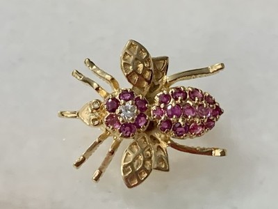 14 Karat Gold über 925 Silber Laborgefertigte runde rosa Rubine Biene Pin Halskette