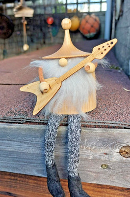 Ein handwerkliches handgefertigtes gedrechseltes Regal Sitter Rock Gonk mit Gitarre