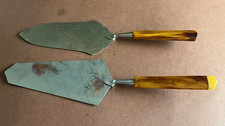 2 alte Tortenheber mit Kunststoff Griff braun 21-22x6cm 30-50erJ Sammlerst&uuml;cke