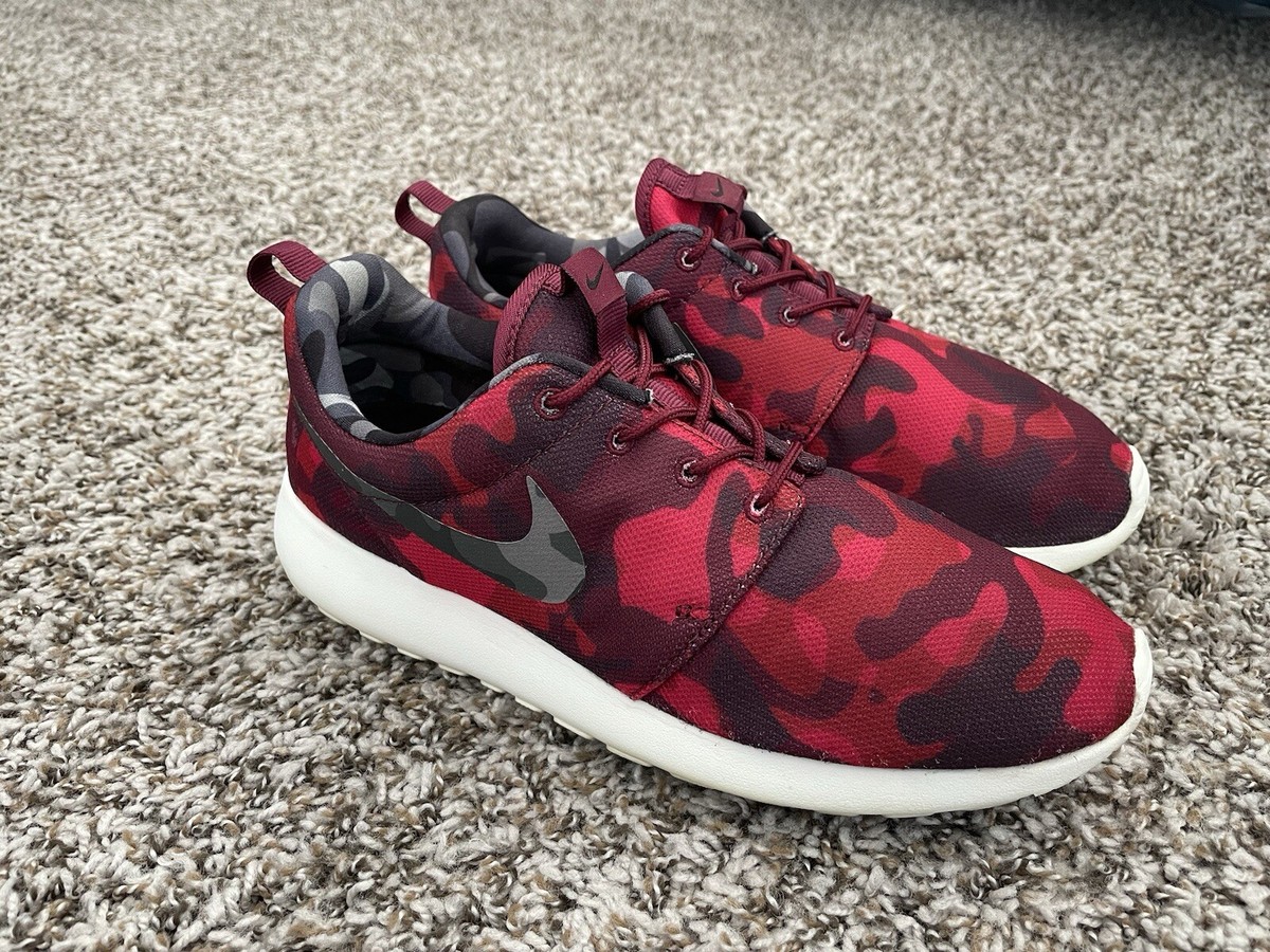 Nike Womens Size Roshe One Red Camouflage Design Sneaker Shoes  599432-606