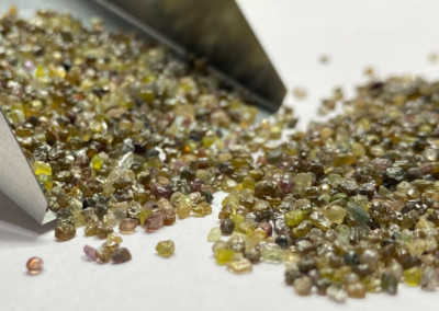 Opale Brute Naturelle De Mintabie (Australie) – 77.5 Carats – Base Blanche/noire Avec Couleurs Multiples