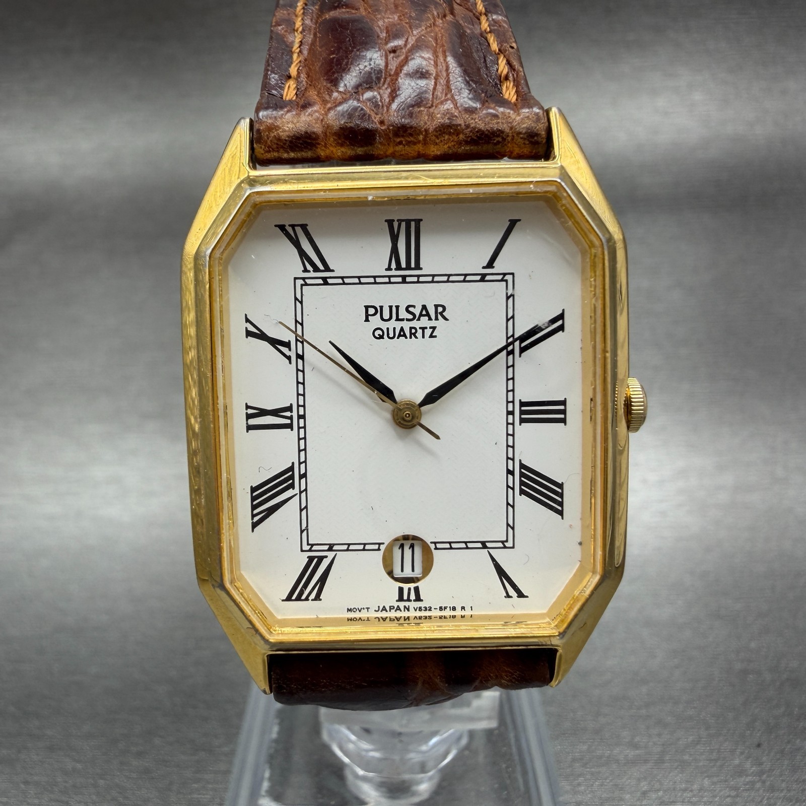 Pulsar Battery Date Men Seiko Watch Dial Tone White 28mm Gold Tank New V532-5A90 - vintagewatches.pk