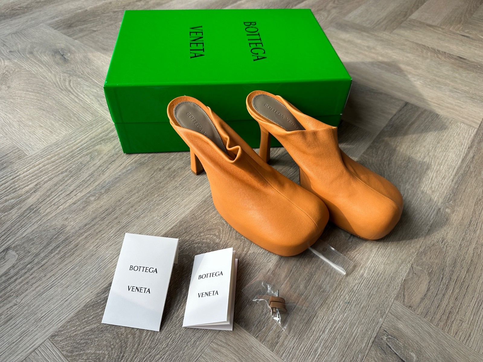 NWT BOTTEGA VENETA The Bold Camel Orange Leather Square Toe Mules Heels UK4 37