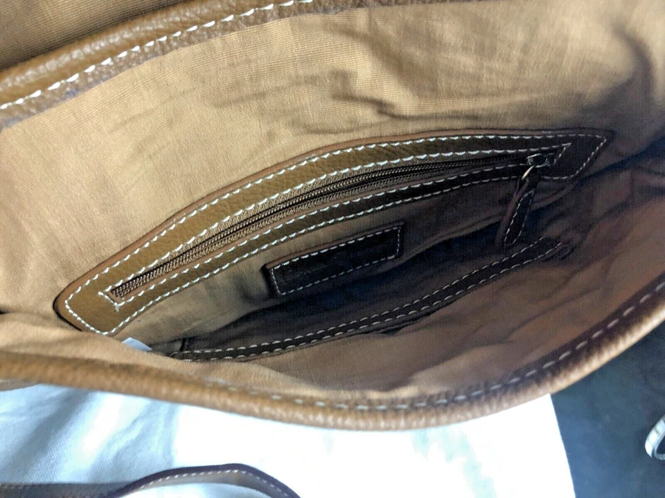 Bolso Bandolera Sophia Caperelli Cartera Firma Tela Borde Marrón Plateado Herrajes Foto 3 de 4