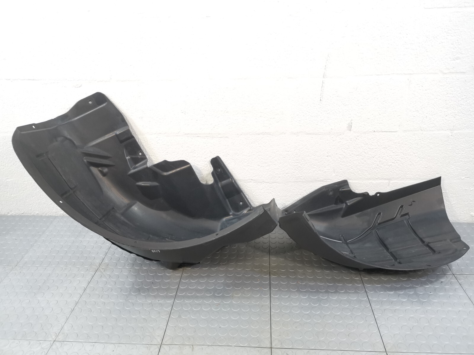 2017 - 2020 Maserati Levante REAR RIGHT FENDER ARCH SPLASH GUARD