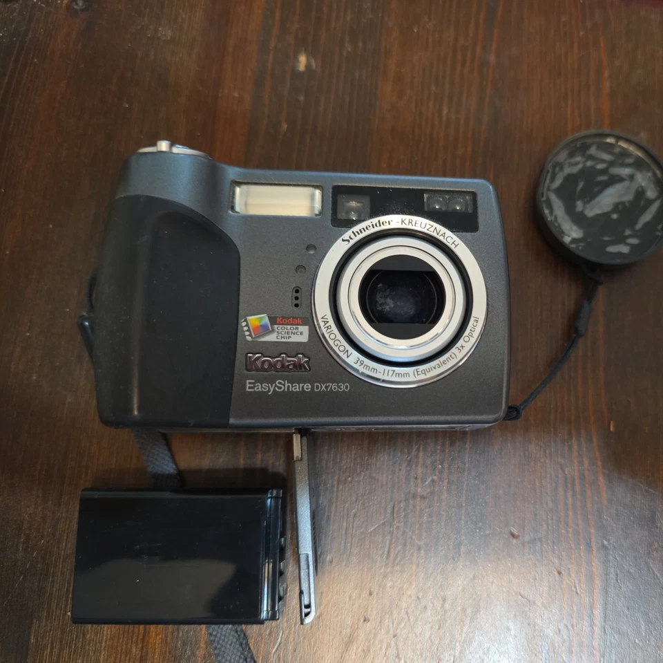Vintage Used Kodak EasyShare Digital Cam DX7630 6.1MP w/ Battery, Lens Cap - Image 4 of 4