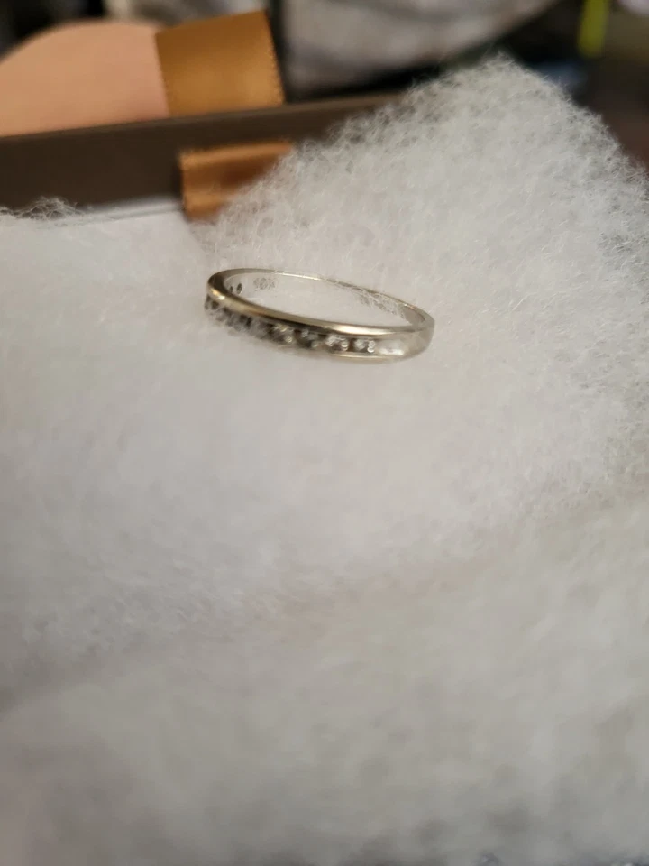 Oro blanco de 10 quilates con diamantes y tamaño es de 6 Foto 3 de 4