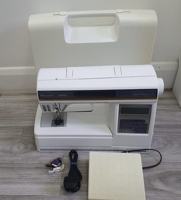  Husqvarna Viking Quilt Designer II 2 Näh-/Stickmaschine
