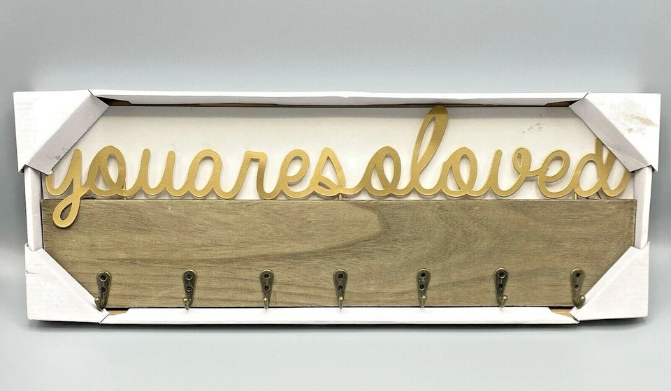 Perchero de montaje en pared de metal dorado de madera para granja "You Are So Loved" 7 ganchos 18" Foto 2 de 4