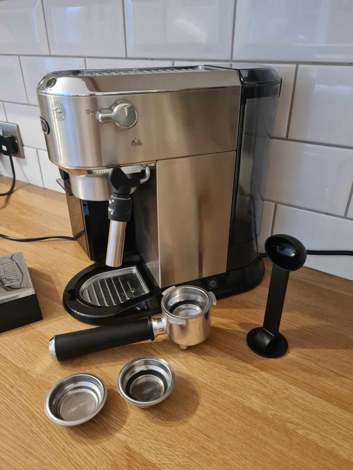 DeLonghi Dedica EC685.M 2 Cup Coffee Machine Silver & De'longhi KG79