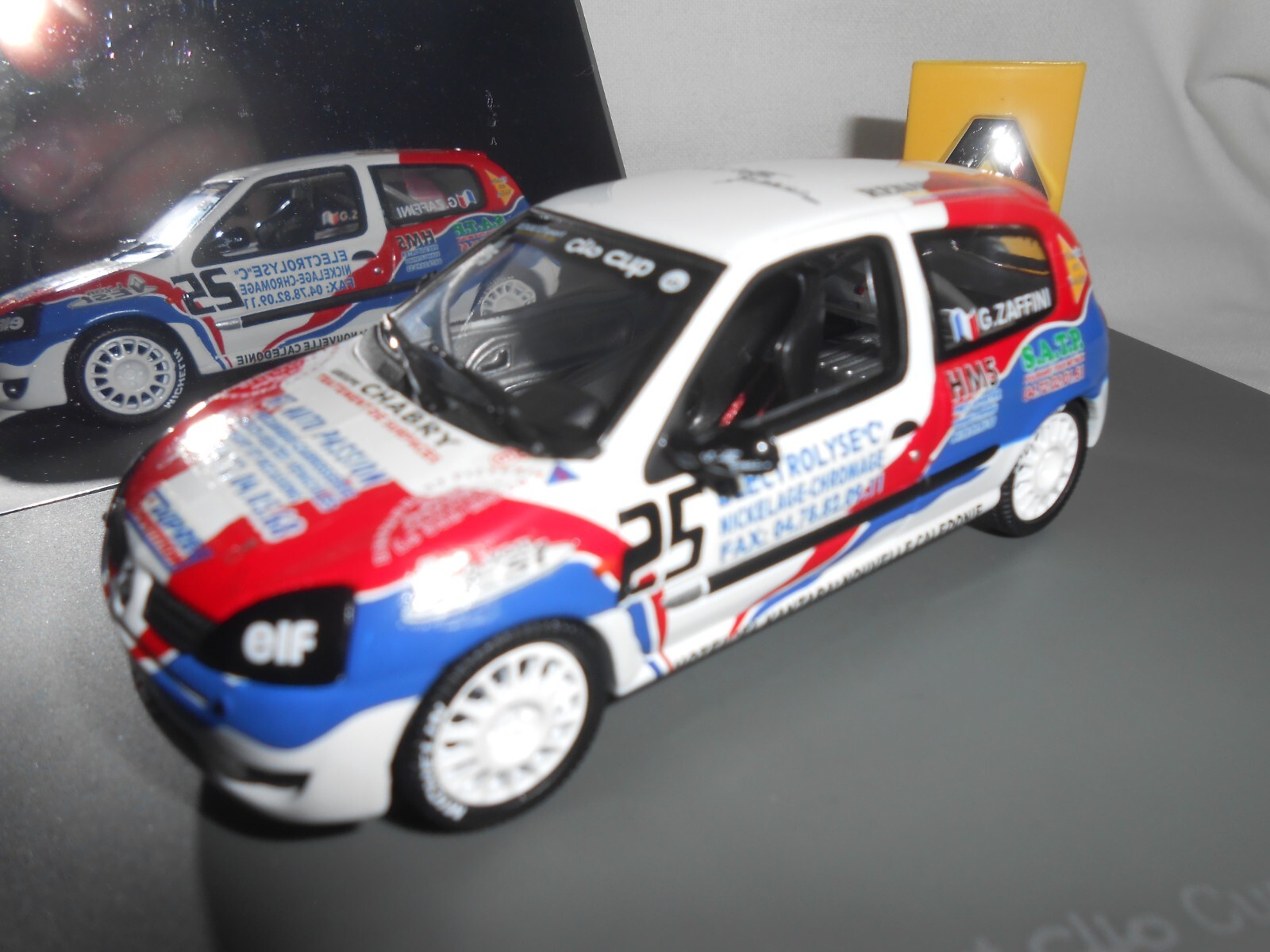 Renault Clio Cup Elf N°25 Universal Hobbies 1/43 zamac l'icône des circuits pour collectionneurs