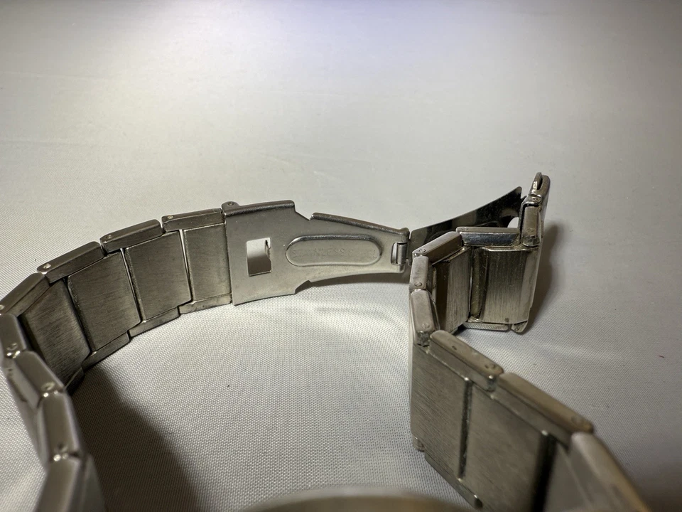 Reloj de cuarzo plateado resistente al agua Movado todo acero inoxidable T4A4028k Foto 3 de 4