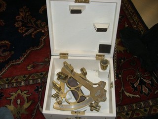C. Plath Hamburg Sextant aus Messing im Holzkasten – Top Zustand Spiegel intakt