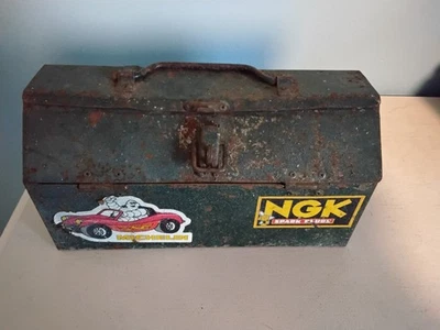 Boîte à outils ancienne métal – Patine Vintage – Stickers Michelin & NGK (S5) - Photo 1/4