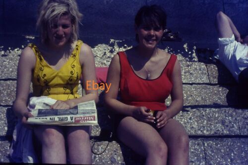 Diapositive 35 mm - Deux jeunes femmes en maillot de bain assises sur marches, années 1970 - Photo 1/1