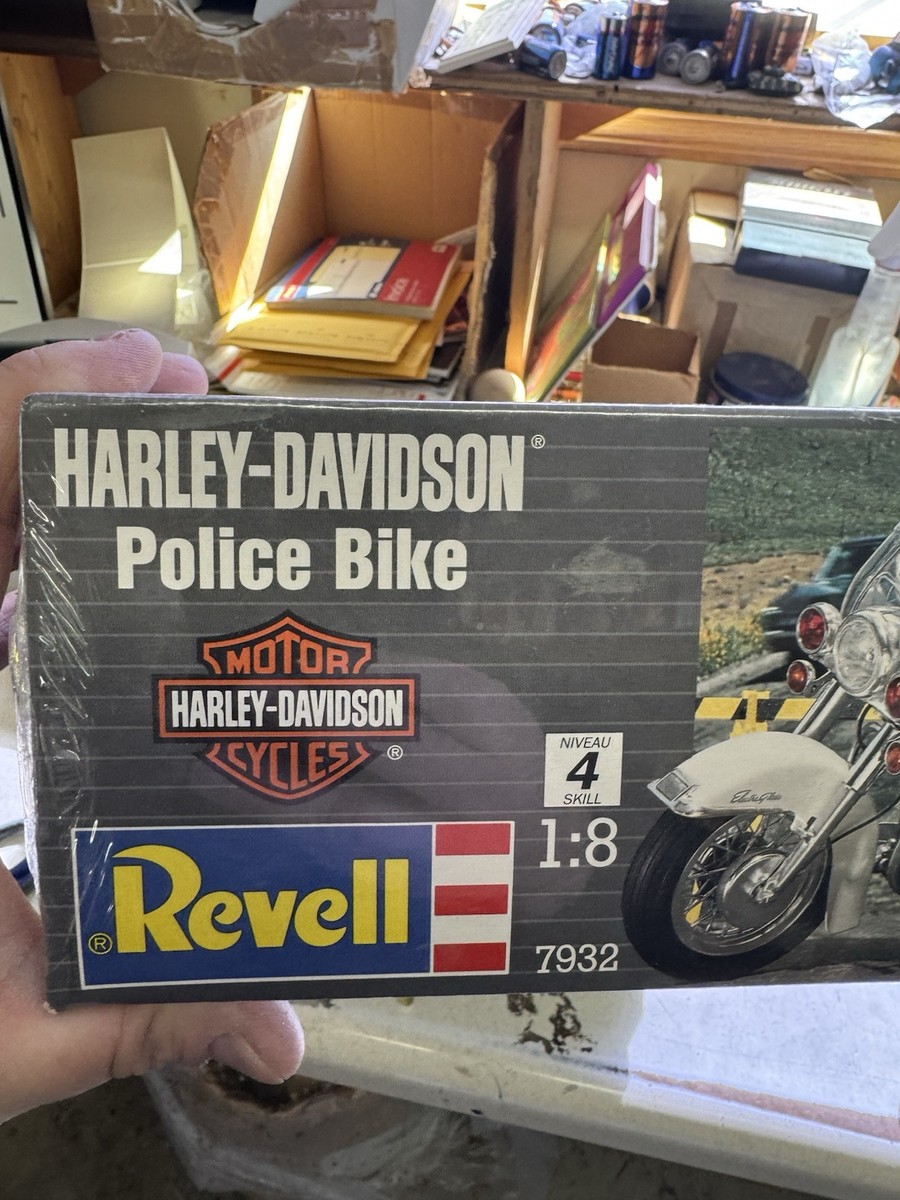 Maquette Revell 1:8 Harley Davidson Police Bike – Kit 7932 D'occasion