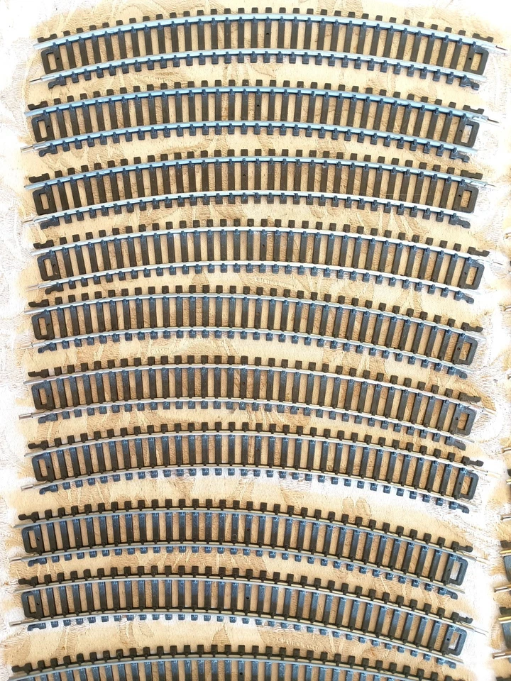 46 x HO / OO Gauge Model Railway Track Curves - Atlas, Lima, LifeLike. Code 100. - Image 2 of 4