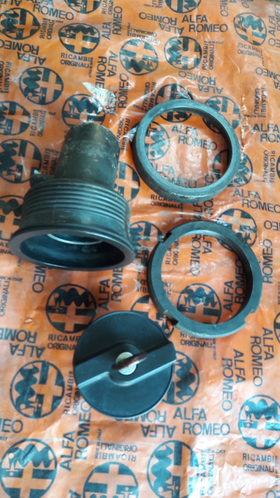 ALFA ROMEO 75 TURBO AMERICA 2.5 3.0 V6 TAPPO SERBATOIO CARBURANTE con CHIAVE