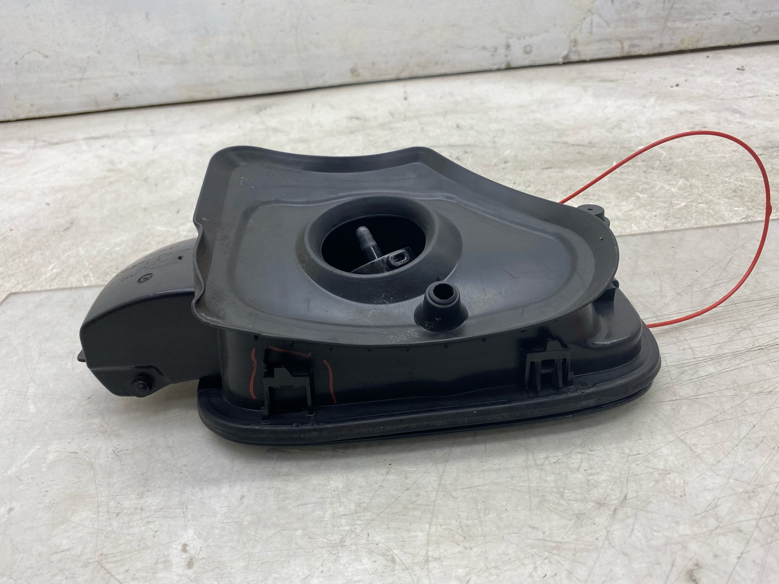 2015-2020 BENTLEY BENTAYGA FUEL TANK FILLER DOOR W/ POCKET & CAP BELUGA (A1A1)