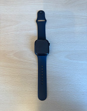 Apple Watch Series 11 GPS 42mm Diamantschwarz Aluminium mit schwarzem Sportband