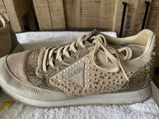 GUESS Damen Sneaker Low Top beige/grau Schnürung Nieten Schlangen-Optik EU …