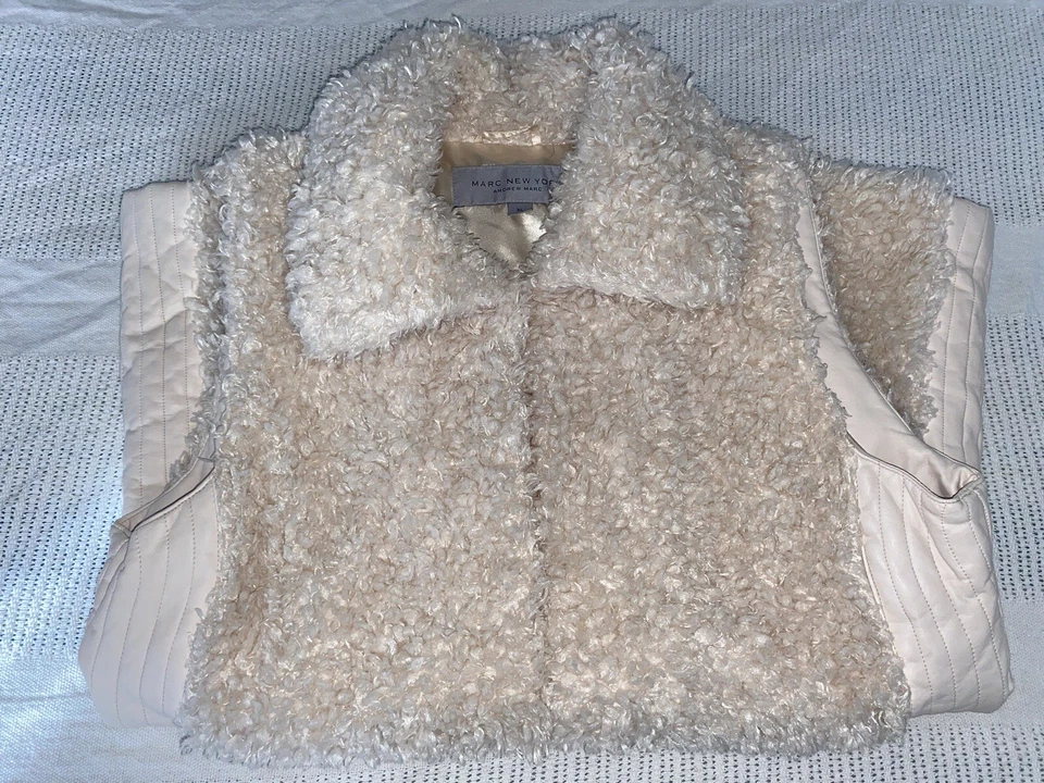 Hermoso chaleco de piel sintética Marc New York Andrew Marc color blanco/crema para mujer XL  Foto 2 de 4