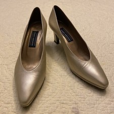 Stuart Weitzman New York 9.5 AA Vintage Women s Gold Heels pumps Euc
