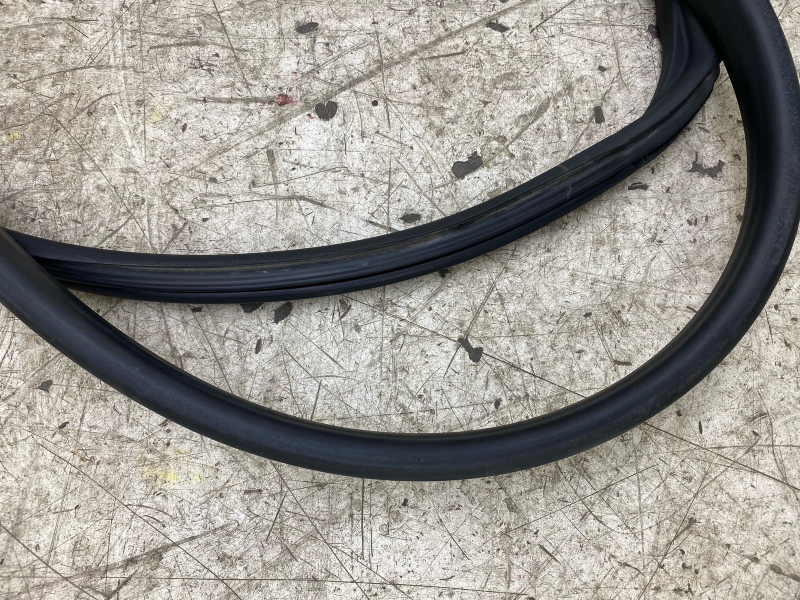 2020-2025 ASTON MARTIN DBX FRONT LEFT DOOR BODY MOUNTED WEATHERSTRIP MY83-20709