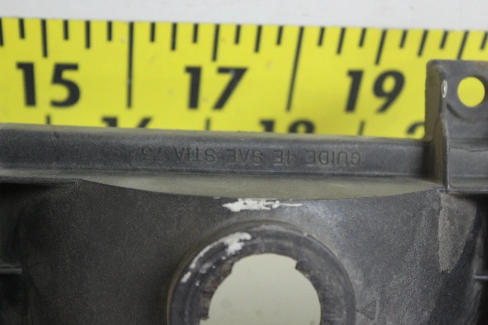 Cubo de luz trasera derecha GM RH usado OEM 5965708 1973 Buick Riviera (SR) Foto 4 de 4