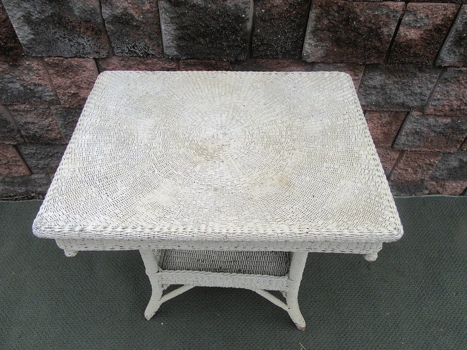 RARO Antiguo Victoriano Blanco Shabby Chic Mimbre Acento Salón Mesa Soporte Foto 3 de 4