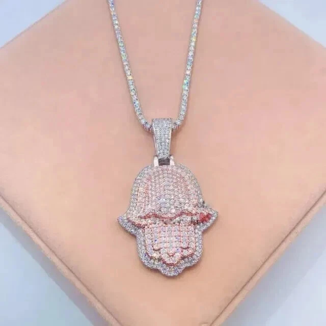 Colgante de mano Hamsa real de moissanita de corte redondo de 2,50 quilates enchapado en oro blanco de 14 quilates Foto 2 de 4