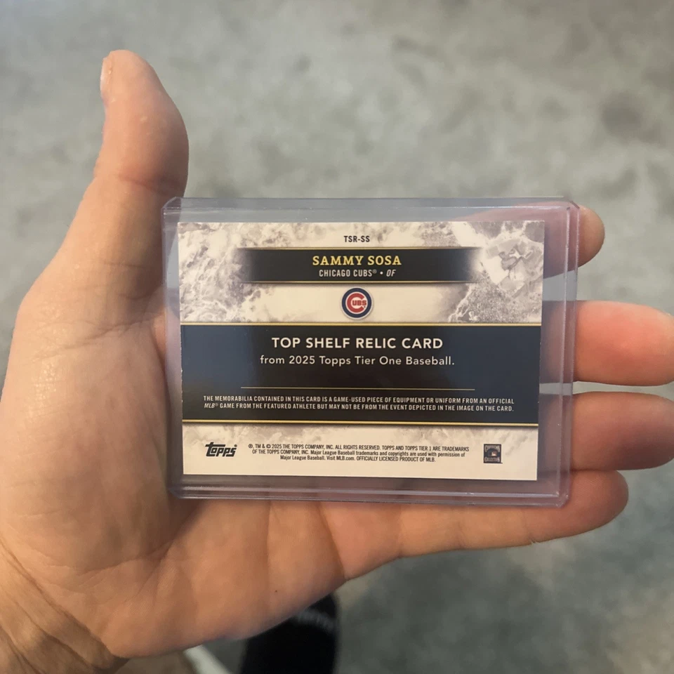 2025 Topps Tier One Sammy Sosa RELIQUIA ESTANTE SUPERIOR/10 TSR-SS Foto 2 de 3