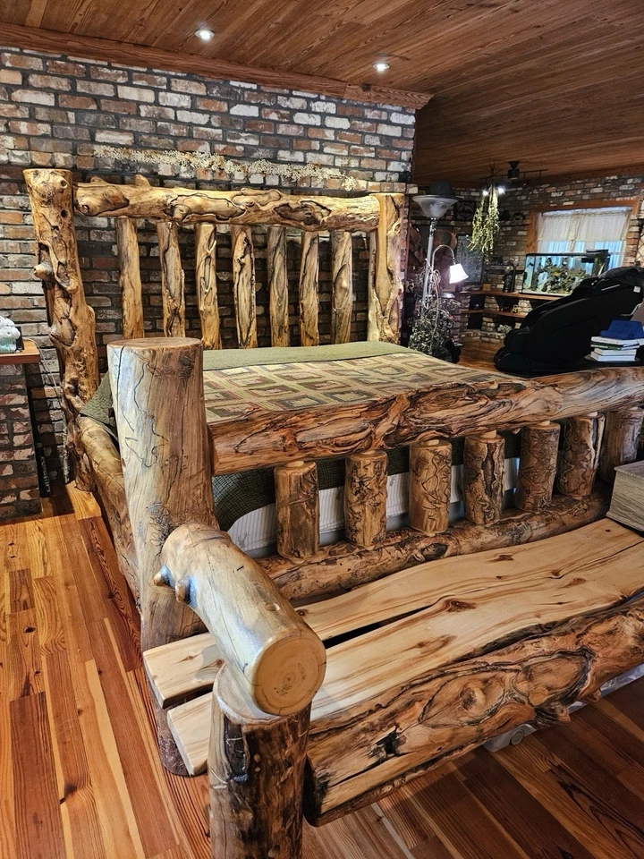 Hermoso marco de cama Aspen envejecido en un king con estribo/banco adjunto Foto 2 de 4