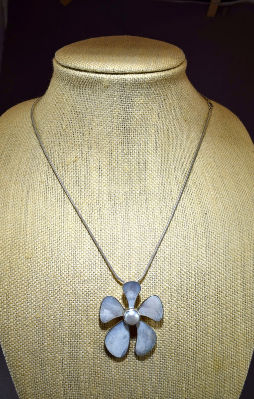 VTG MOD 1960s STERLING SILVER MOTHER O PEARL FLOWER POWER PENDANT ROPE CHAIN MCM