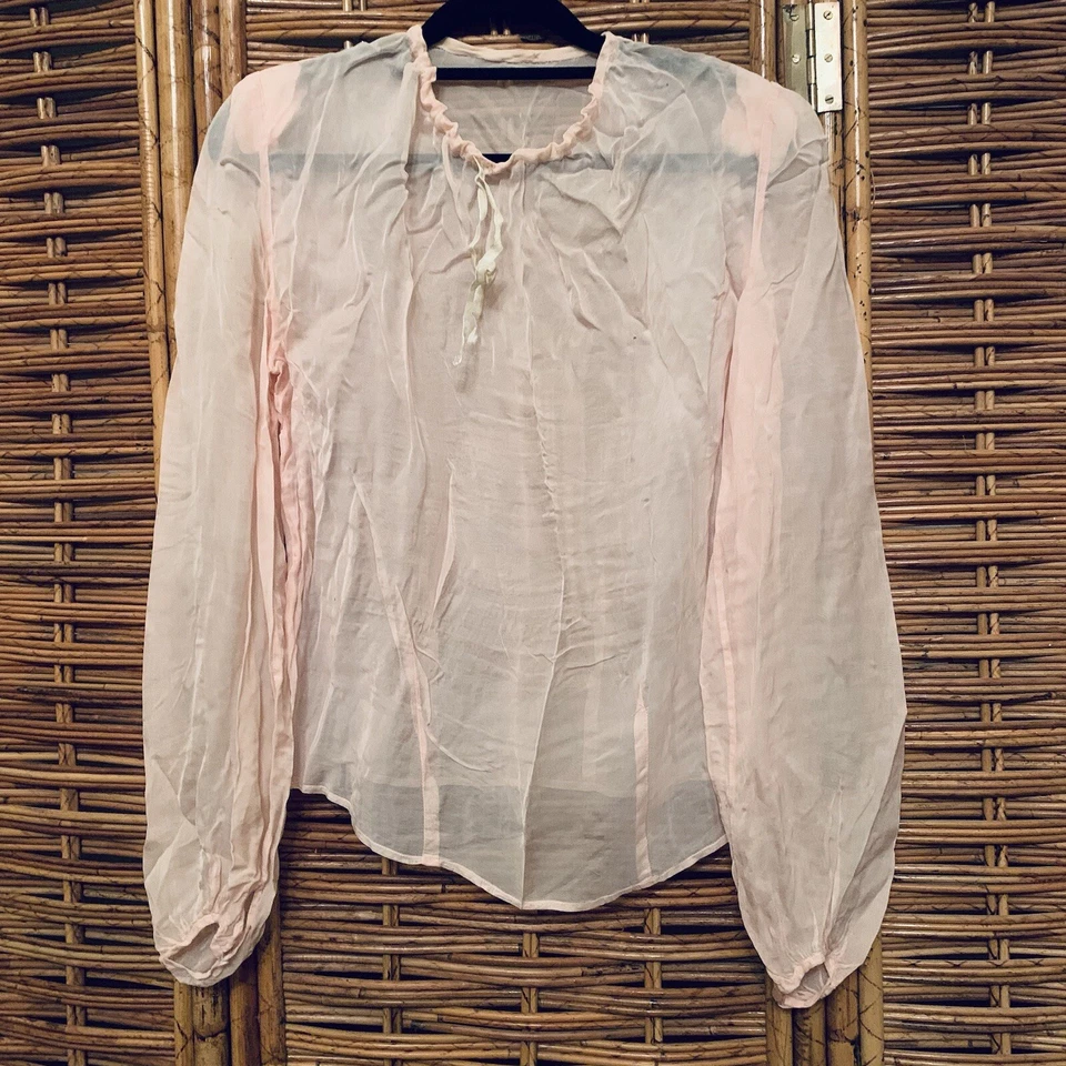 Antigua blusa rosa hecha a mano con cuello con cordón y botones de puño de madreperla Foto 2 de 4