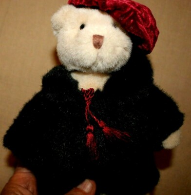 SASHA * A RUSS COLLECTIBLE TEDDY BEAR * Black Faux Fur Coat/Red Tam * 7 1/2'' EUC