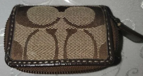 Equipo y almacenamiento de lentes de contacto Coach