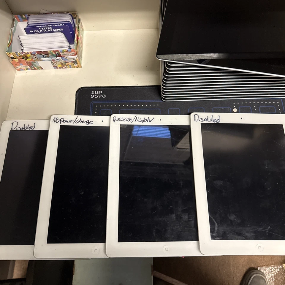 20 Lot Apple iPad 2 A1395 2nd Gen 16GB / 32GB Lot of 20 - Image 3 of 4