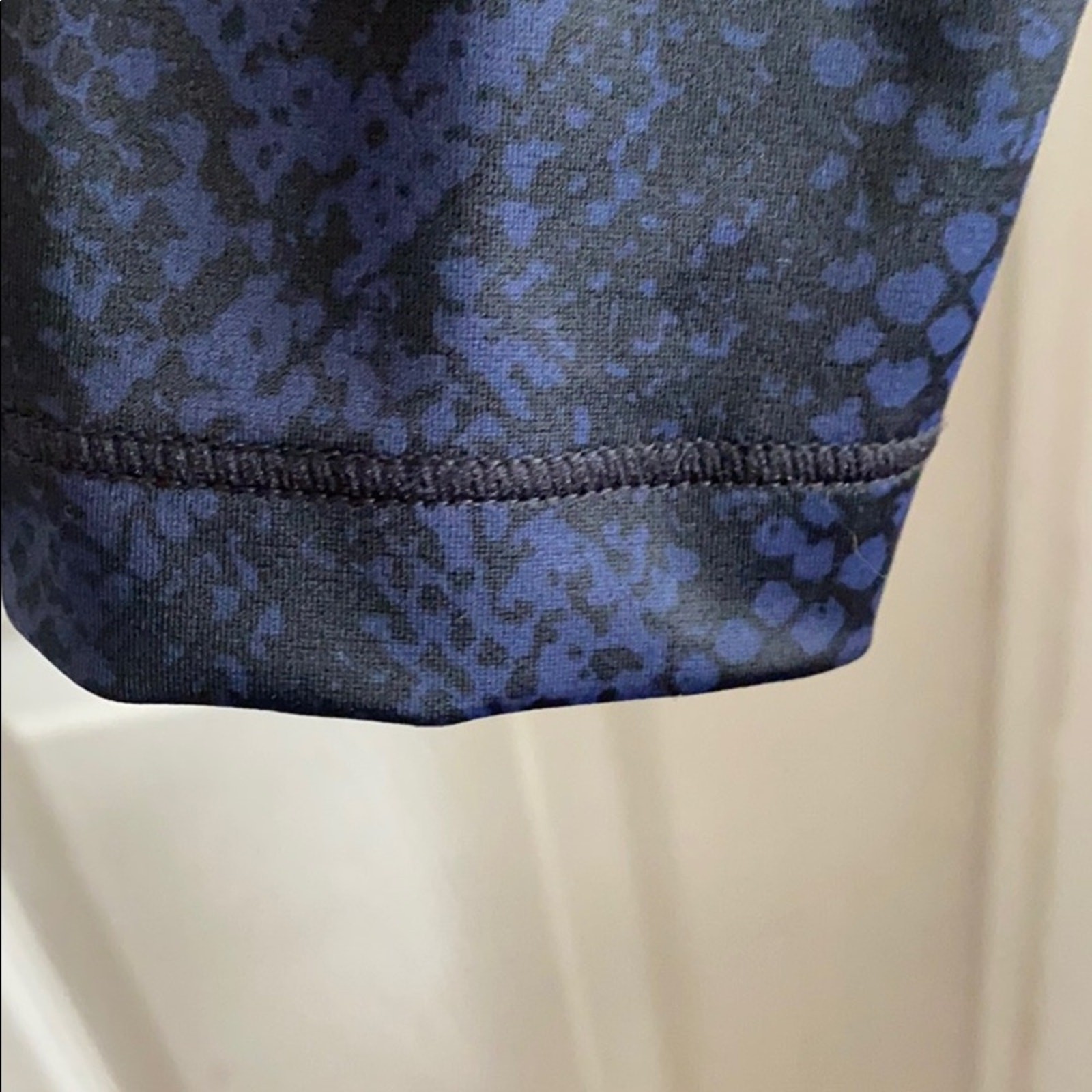 Athleta XL blue python cropped activewear top - image 4