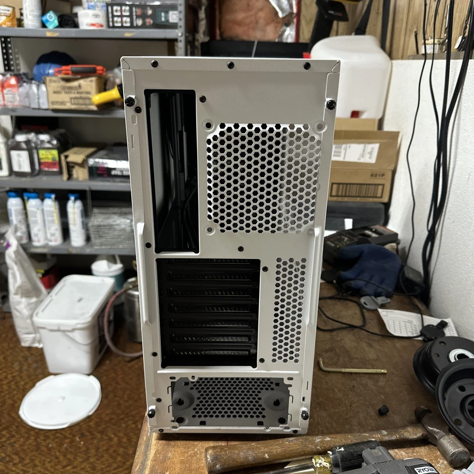 Fractal Design Focus G Mid-Tower 5-Bay Computer Case with Side Window - White - Image 2 of 4