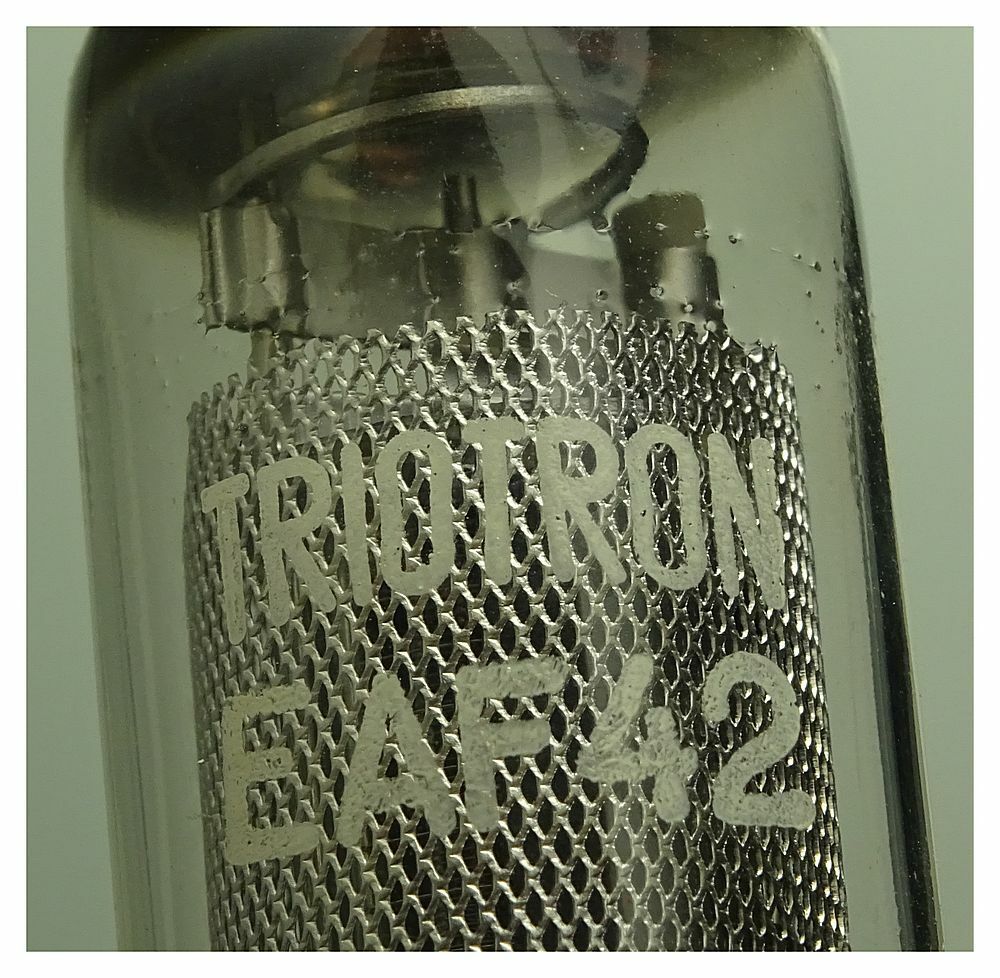 EAF42 Diode-Pentode, mesh. Eine Rimlock-Radioröhre von Triotron. ID21045