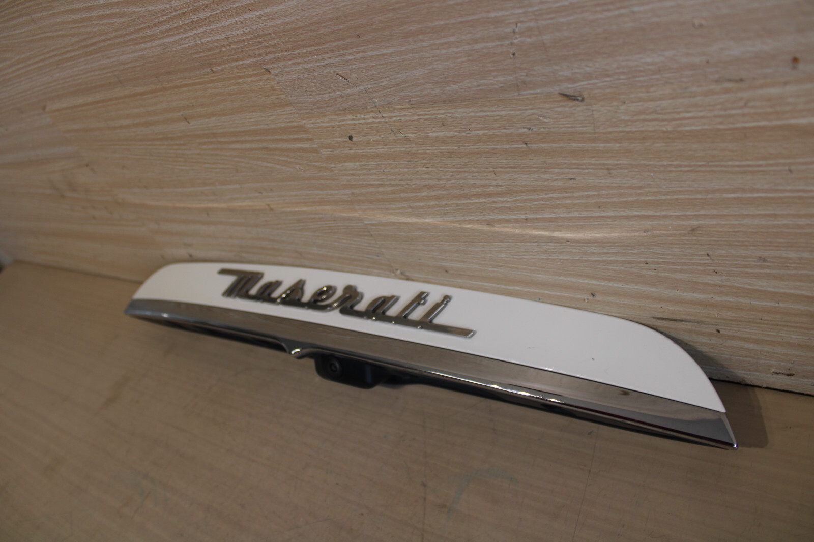 14-22 20 MASERATI GHIBLI DECKLID TRUNK LID MOLDING + CAMERA WHITE EXCELLENT OEM