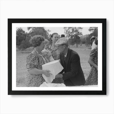 Mrs Stagg übergibt Pan of Food an Mr Gerahmtes Wandbild Poster Leinwanddruck Bild