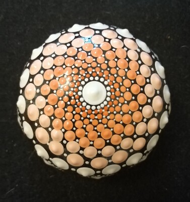 Handgefertigte einzigartige Geschenke von Di'Kat. Schöner Mandala Stein in Orangetönen.