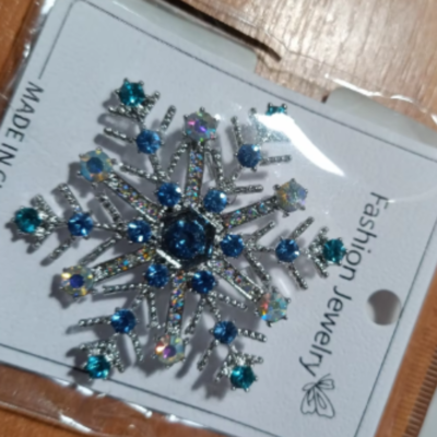 Rhinestone Snowflake Brooch Pin – Winter Wedding & Christmas Crystal Jewelry For Women (Zinc Alloy)