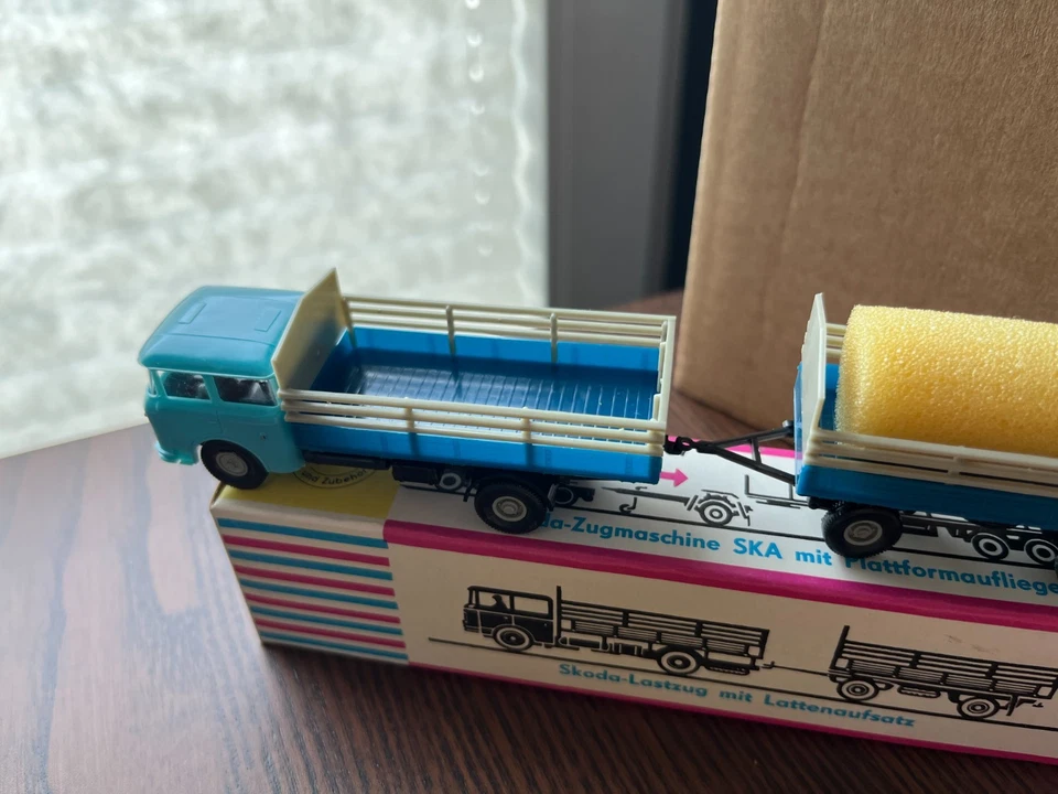 VEB Berlinplast Ikarus 311 und 2x Skoda Lastzug in OVP - Bild 3 von 4