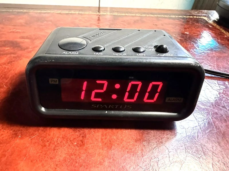 VINTAGE Spartus Red LED Plug in Black ALARM CLOCK Model 1146 Works Great